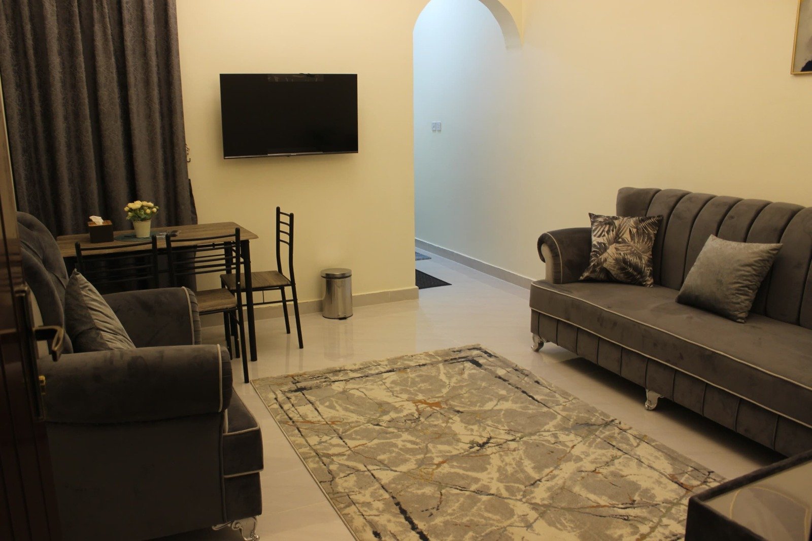 One-bedroom apartment with living room